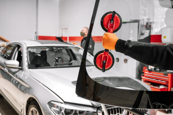 Auto glass technician replace car windshield
